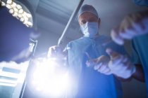 Хірург, що виконує операцію в операційній кімнаті в лікарні — стокове фото