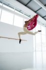 Ballerino pratiquant la danse de ballet en studio — Photo de stock