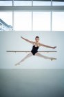 Portrait de ballerine pratiquant la danse de ballet en studio — Photo de stock