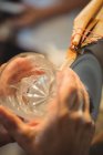 Close-up de polimento de vidro e moagem de um vidro em fábrica de sopro de vidro — Fotografia de Stock