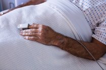 Fingerclip an der Hand des Patienten zur Pulskontrolle im Krankenhaus — Stockfoto