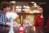 Casal feliz tomando bebidas no bar — Fotografia de Stock