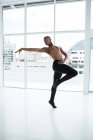 Балерино практикует балетный танец в студии — стоковое фото