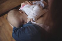 Primer plano de la madre sosteniendo bebé lindo en brazos - foto de stock