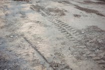 Крупный план трассы шин на грязи на строительной площадке — стоковое фото