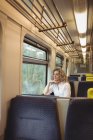 Задумчивая деловая женщина смотрит в окно во время путешествия — стоковое фото