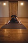 Mulher praticando ioga no estúdio de fitness — Fotografia de Stock