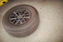 Ruota auto in garage di riparazione — Foto stock