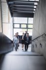 Портрет впевнених ділових людей, що стоять на сходах в офісі — стокове фото