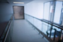 Corredor vazio de um interior de hospital, borrado — Fotografia de Stock