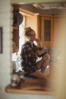 Портрет красива жінка, використовуючи цифровий планшетний кухні в домашніх умовах — стокове фото