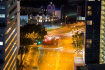 Luftaufnahme von Straßen und Bürogebäuden im Geschäftsviertel bei Nacht — Stockfoto