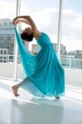Ballerino che pratica danza contemporanea in studio di danza — Foto stock