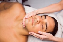 Uomo ottenere massaggio facciale per il trattamento cosmetico in clinica — Foto stock