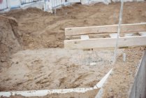 Tuyau de drainage sous la boue sur le chantier de construction — Photo de stock