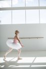 Ballerina übt einen Balletttanz im Ballettstudio — Stockfoto