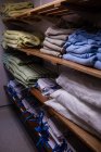 Складные одеяла и больничные халаты на полке в больнице — стоковое фото