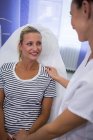 Médico conversando com paciente do sexo feminino na clínica — Fotografia de Stock