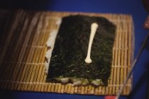 Primer plano de la preparación de sushi en el restaurante - foto de stock