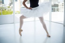 Bailarina practicando danza clásica de ballet en estudio - foto de stock