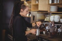 Використання кава-машиною в кафе офіціанткою — стокове фото