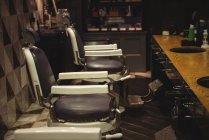 Парикмахерские стулья расположены в ряд в парикмахерской — стоковое фото