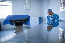 Женщина-хирург отдыхает в палате больницы — стоковое фото