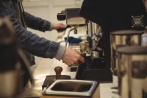 Metà sezione di uomo preparare il caffè in caffetteria — Foto stock