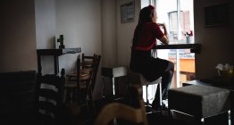 Удумлива жінка з кавою в кафе — стокове фото