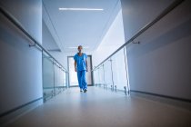 Infermiera che cammina sul corridoio in ospedale — Foto stock