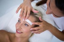 Woman getting eyebrows shape at beauty salon — Stock Photo