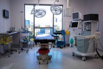 Equipos y dispositivos médicos en quirófano moderno en el hospital - foto de stock