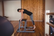 Donna determinata che pratica pilates in palestra — Foto stock