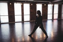 Молода жінка практикує танці в танцювальній студії — стокове фото