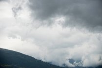 Спокойный вид на красивые горы и облачное небо — стоковое фото