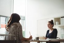 Бизнес-руководители взаимодействуют друг с другом в офисе — стоковое фото