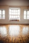 Studio di danza vuoto con finestre e pavimento in legno — Foto stock