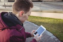 Junger Mann mit digitalem Tablet in Büroräumen — Stockfoto