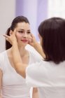 Dermatologe untersucht weibliche Patientenhaut in Klinik — Stockfoto