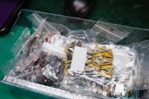 Close-up de vários componentes eletrônicos em caixas de plástico — Fotografia de Stock