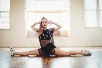 Hübsche Frau übt Hip-Hop-Tanz im Studio — Stockfoto