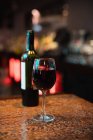 Nahaufnahme eines Rotweinglases auf der Theke an der Bar — Stockfoto