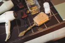Primo piano di spazzola per capelli e asciugacapelli in salone — Foto stock