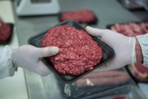Metzger verpacken Hackfleisch in Plastikverpackungstablett in Fleischfabrik — Stockfoto