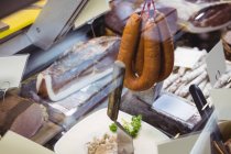 Vários tipos de salsicha e salame no supermercado — Fotografia de Stock