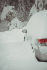 Зимой автомобиль покрыт снегом — стоковое фото
