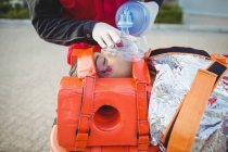 Sanitäter versorgen verletzte Frau am Unfallort mit Sauerstoff — Stockfoto