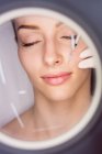 Молода пацієнтка отримує косметичні ін'єкції на обличчі в естетичній клініці — стокове фото