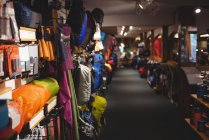 Разнообразие мешков на стойках в интерьере магазина — стоковое фото