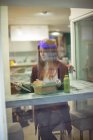 Frau nutzt digitales Tablet beim Salatessen im Restaurant — Stockfoto